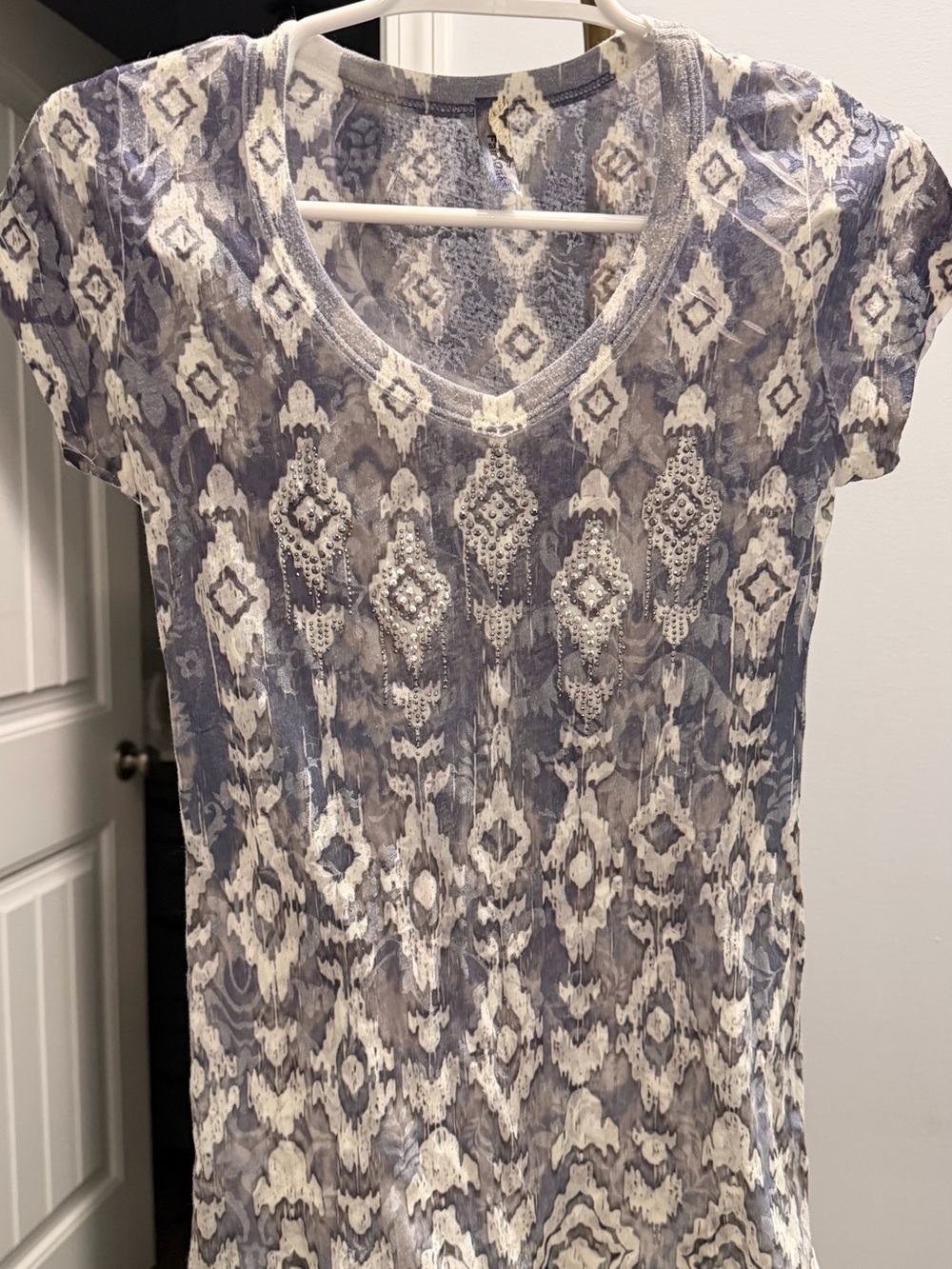 Women’s Short-Sleeve V-Neck Patterned Top in Blue and White